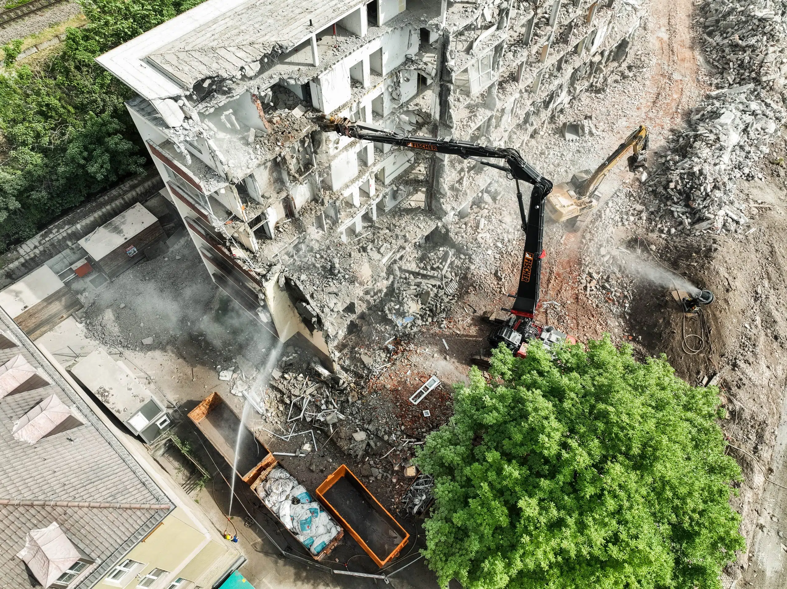 Longfrontbagger beim Rückbau auf der Baustelle am Bürgerhospital