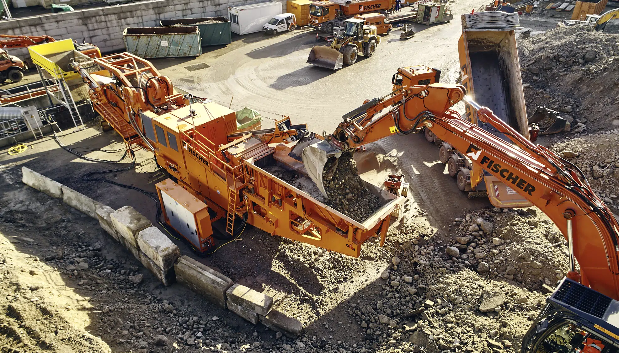 Vollelektrischer Brecher wird mit Material befüllt