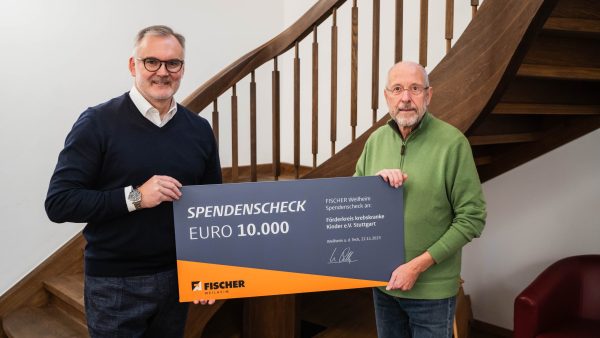 Bei der Übergabe des Schecks - Links Udo Kolb, Rechts Prof. Dr. Stefan Nägele