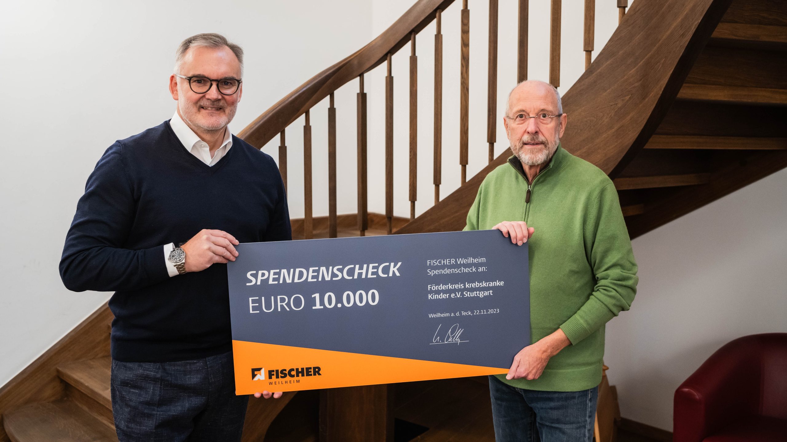 Bei der Übergabe des Schecks - Links Udo Kolb, Rechts Prof. Dr. Stefan Nägele