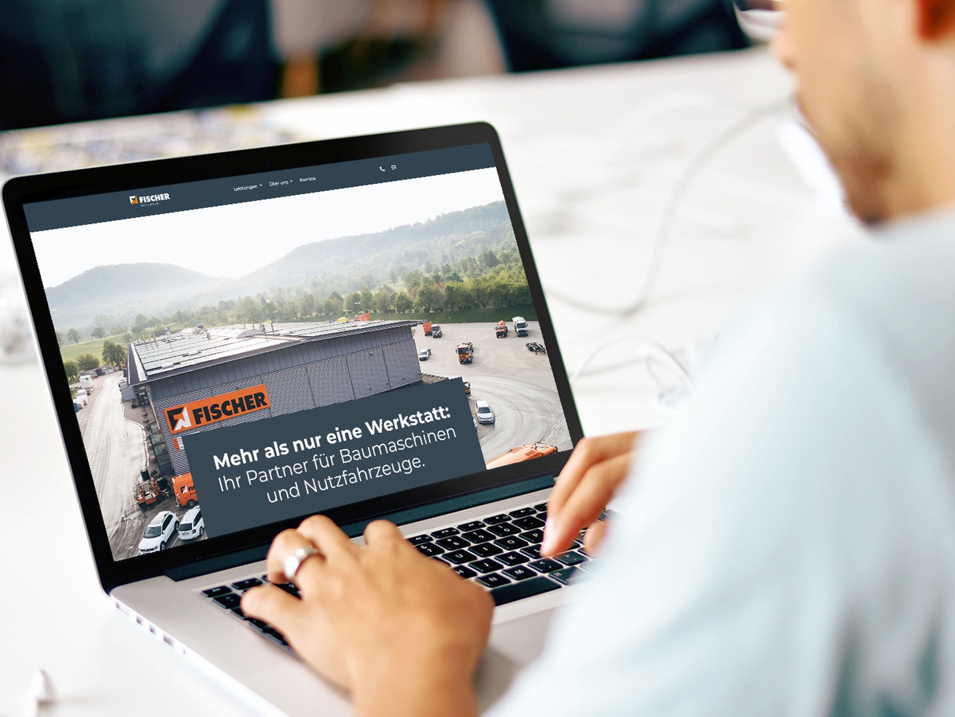 Das Bild zeigt die Webseite der FISCHER Werkstatt dargestellt in einem Laptop-Screen.