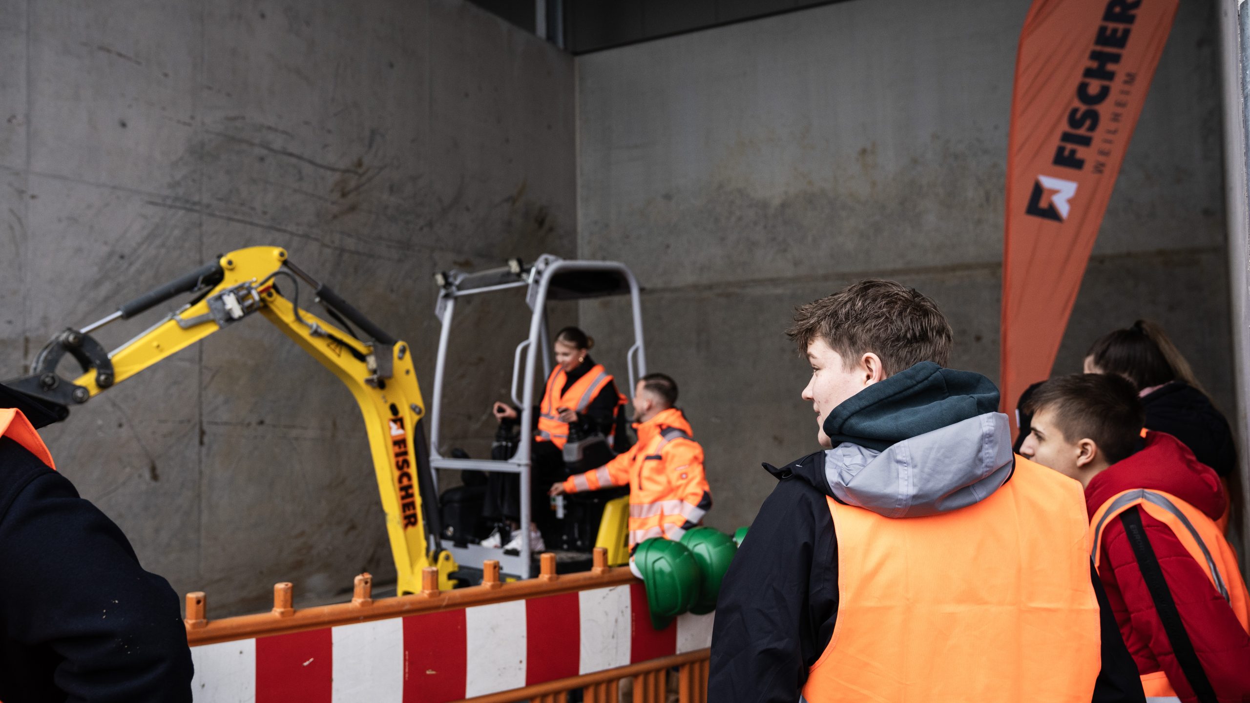 Bei der Bagger-Challenge durften die Jugendlichen ihr Geschick im Umgang mit dem Bagger testen. Dabei war volle Konzentration gefragt.