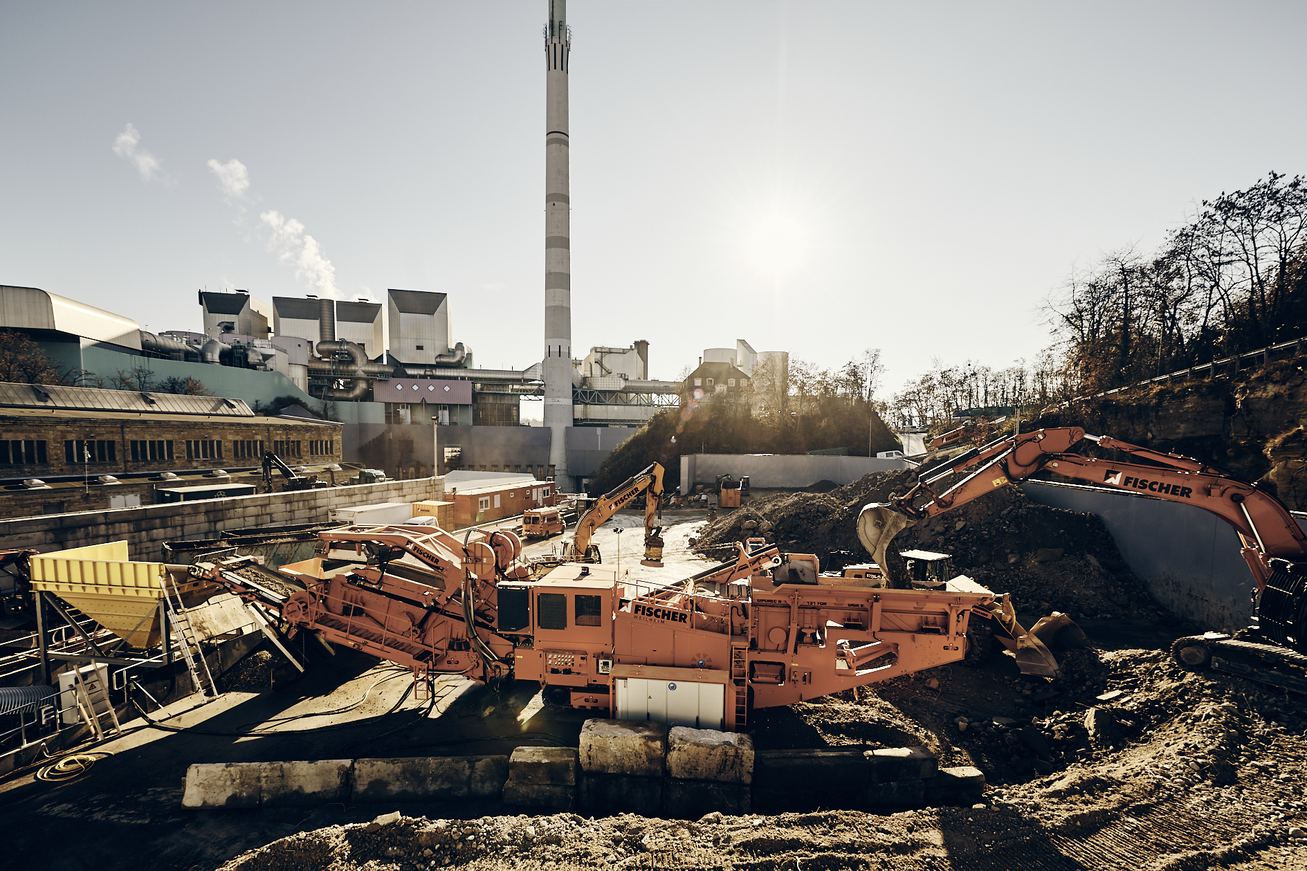 Elektrischer Brecher auf einem Recyclingplatz