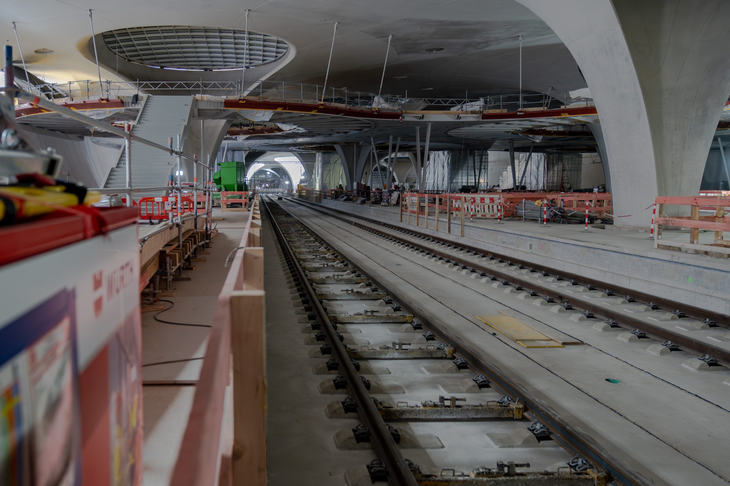 Auf den Gleisen des neuen Durchgangsbahnhofs in Stuttgart.