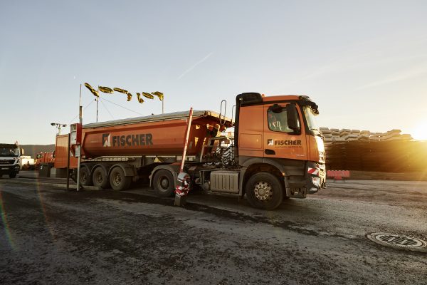 Dieses Bild zeigt einen FISCHER LKW am Alb Vorland-Tunnel, der nach der Beladung Material abtransportiert.
