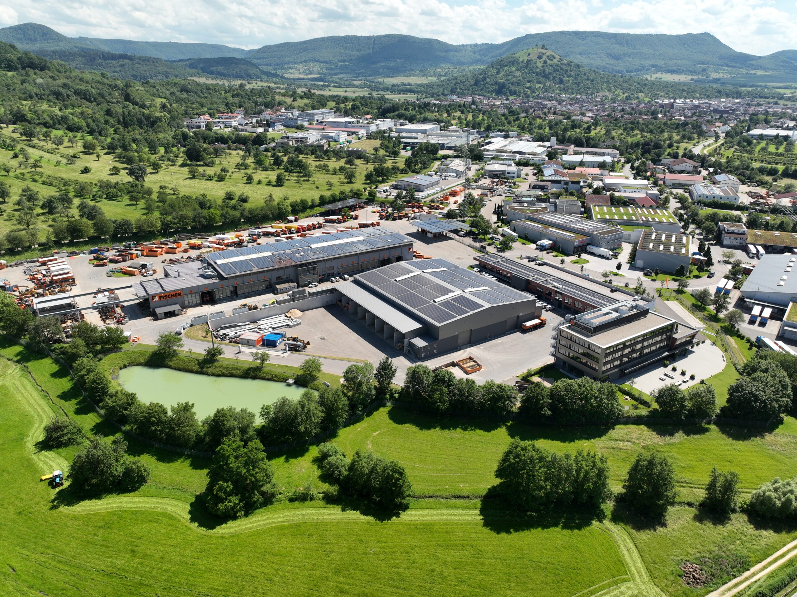 Ganz im grünen - der Hauptstandort der FISCHER Weilheim Gruppe in Weilheim/Teck
