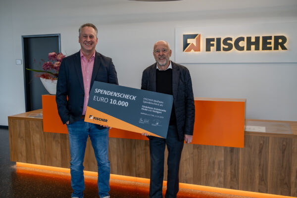 Bei der Übergabe der Weihnachtsspende für den Förderkreis Krebskranke Kinder e.V. Stuttgart