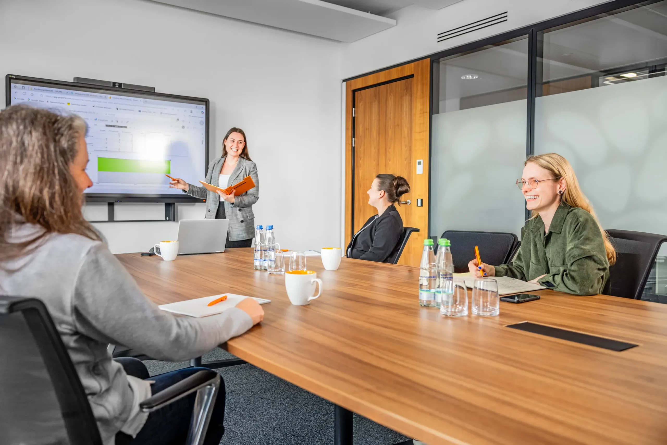 Büro-Team in einem modernen Besprechungsraum