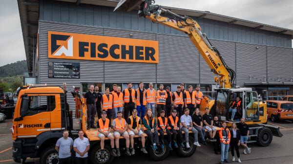 Ausbildungsstarte bei FISCHER Weilheim. Gruppenbild mit allen Auszubildenden und Ausbildern.