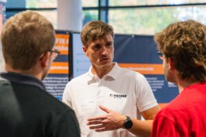 FISCHER-Mitarbeiter erklärt Gästen eine Fachstation beim FISCHER Lunch 2026
