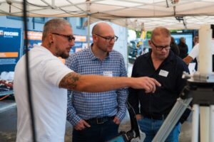 Gäste an einer Fachstation im Außenzelt beim FISCHER Lunch 2026