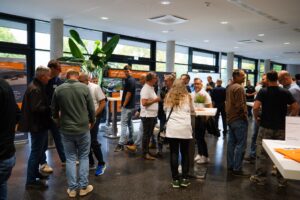 Gäste an den Fachstationen im Foyer beim FISCHER Lunch 2026