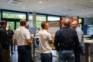 Gäste und FISCHER-Team an Infotafeln im Foyer beim FISCHER Lunch 2026